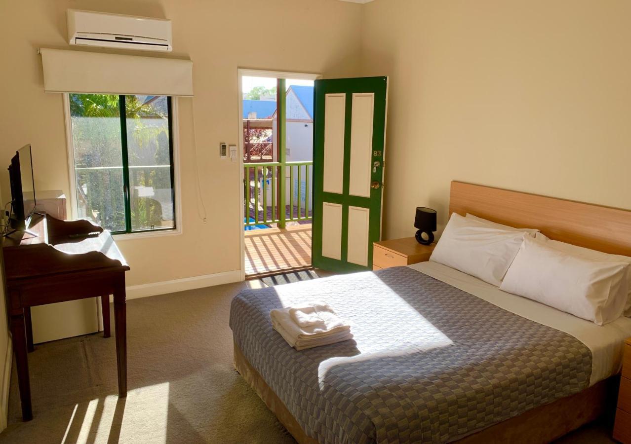 Settlers Hotel Йорк Экстерьер фото