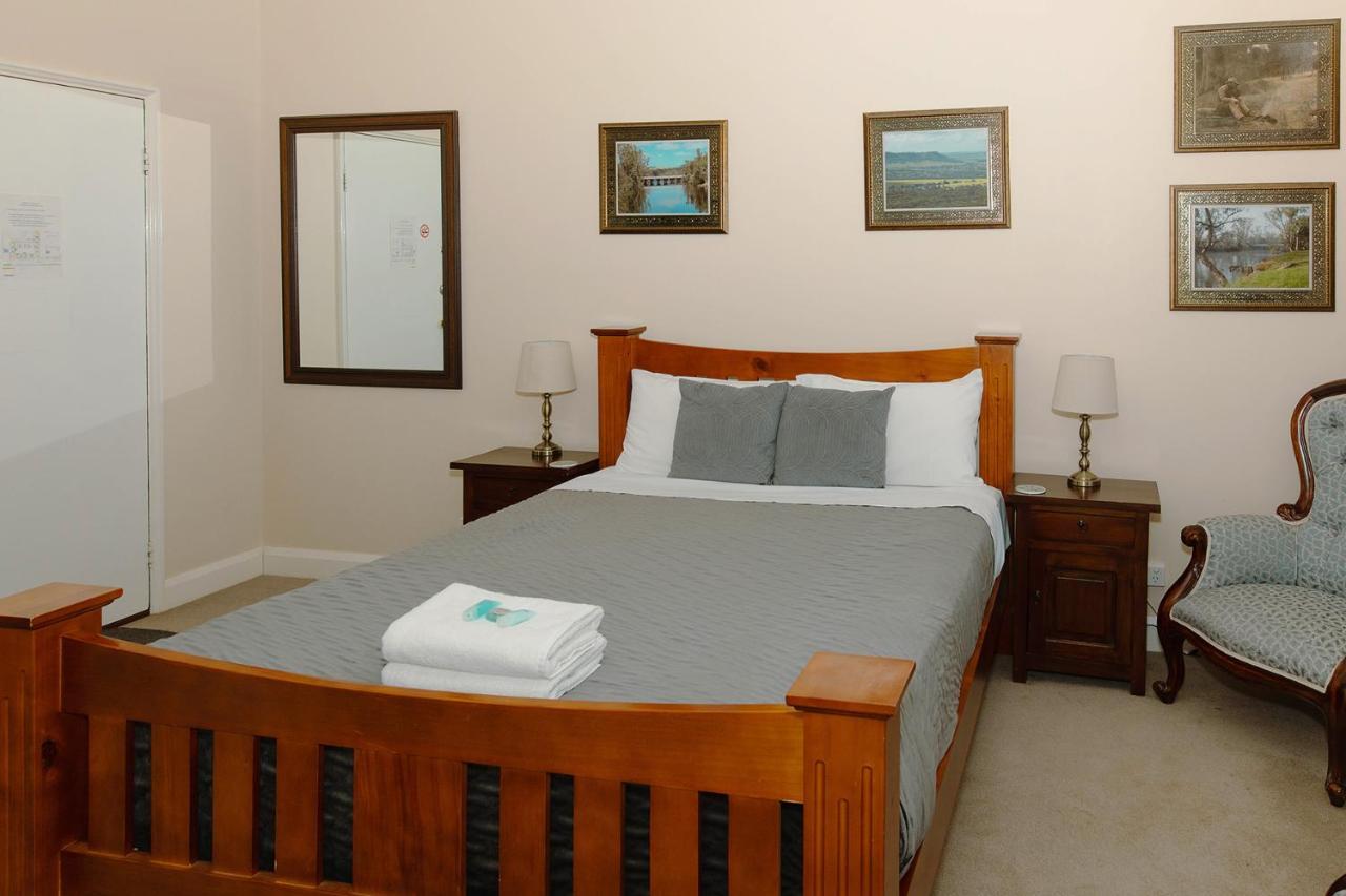 Settlers Hotel Йорк Экстерьер фото