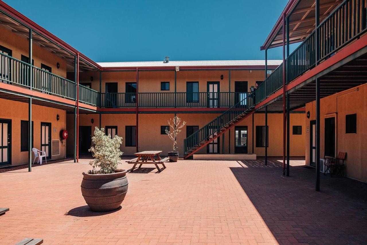 Settlers Hotel Йорк Экстерьер фото