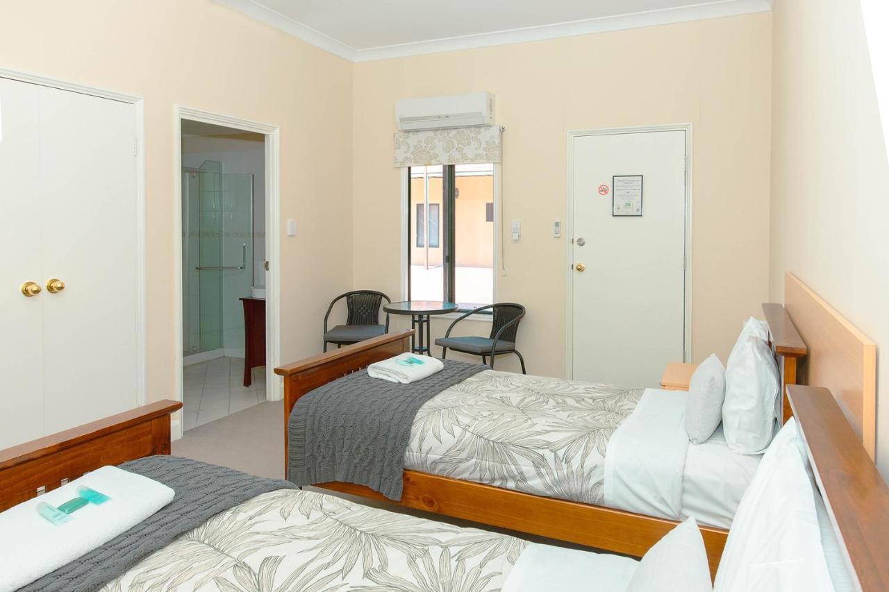 Settlers Hotel Йорк Экстерьер фото