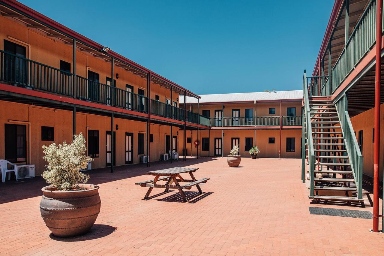 Settlers Hotel Йорк Экстерьер фото