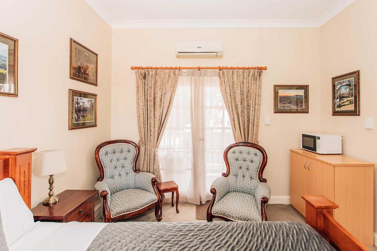 Settlers Hotel Йорк Экстерьер фото