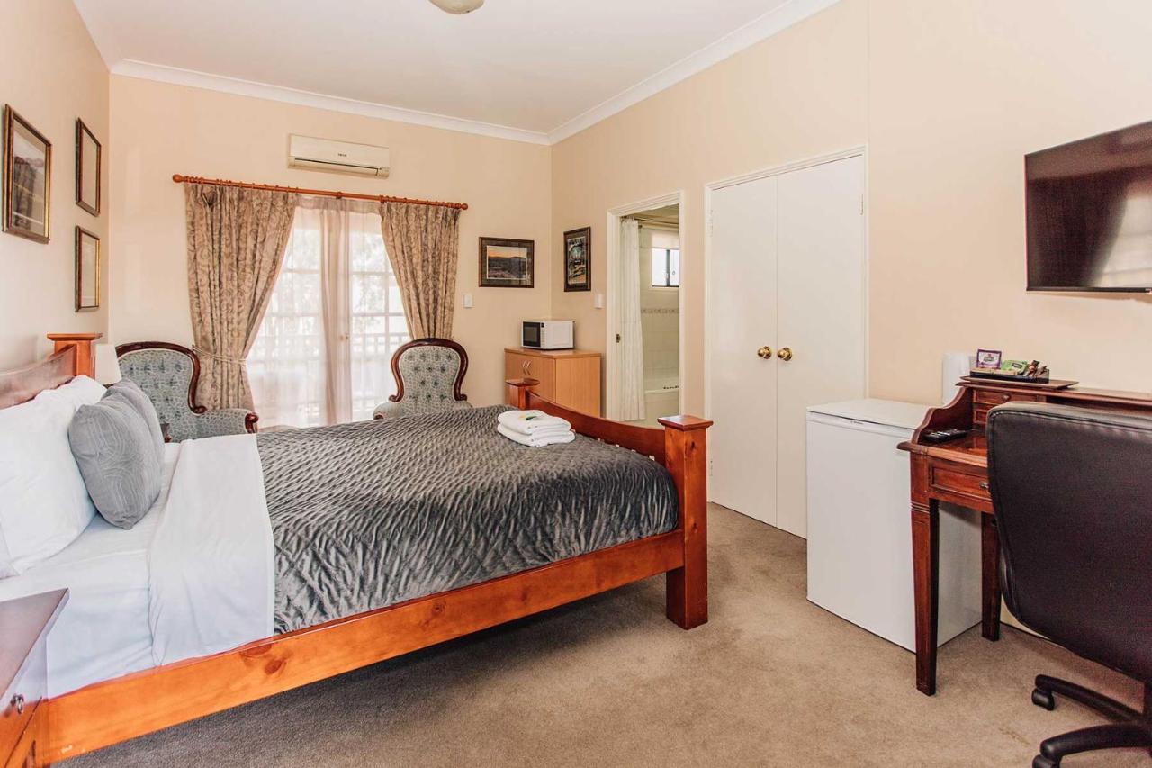 Settlers Hotel Йорк Экстерьер фото
